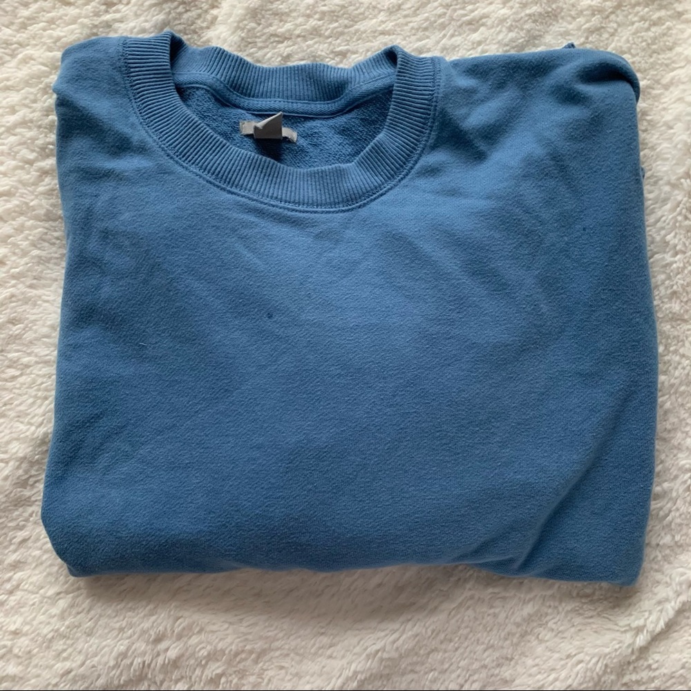 blue sweater/crewneck